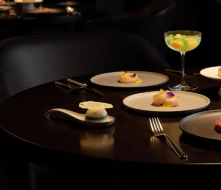 Elegancki zestaw dań degustacyjnych serwowanych w restauracji